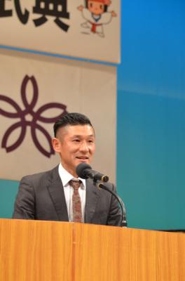 笑い飯哲夫さんが広報大使としてスピーチをする様子