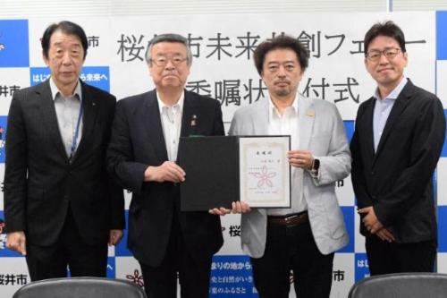 委嘱状交付式の様子(左から上田教育長、松井市長、小出泰久氏、陳内裕樹氏)