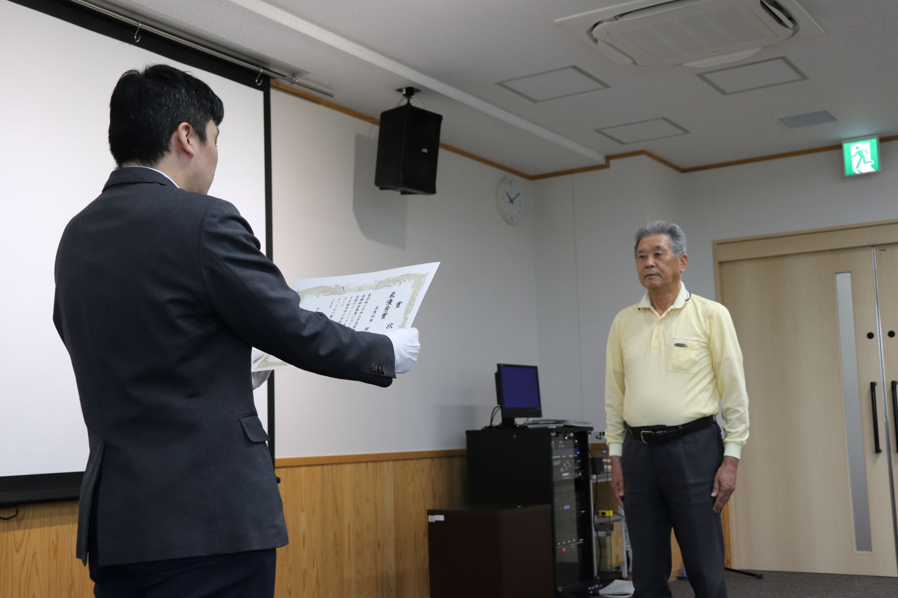 桜井市協働推進会議会長による高原列車への賞状授与