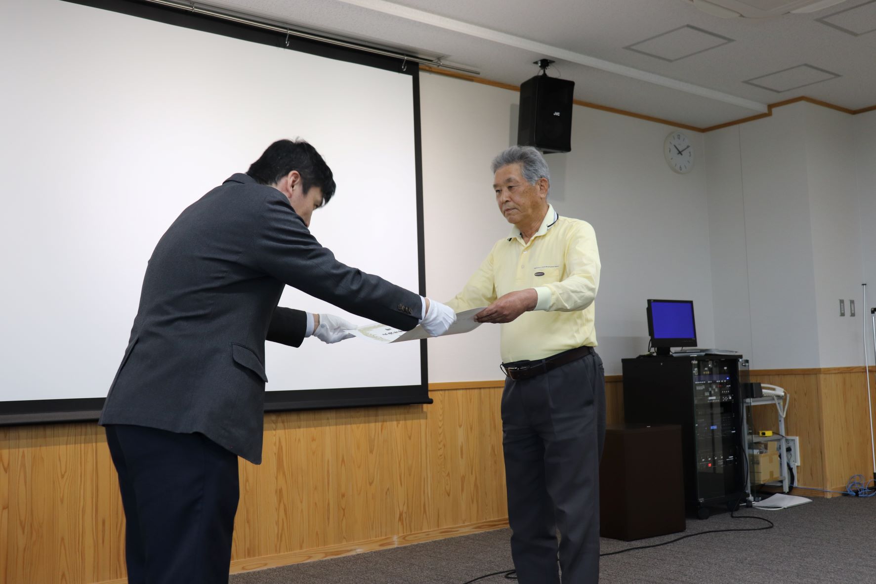 桜井市協働推進会議会長による賞状授与