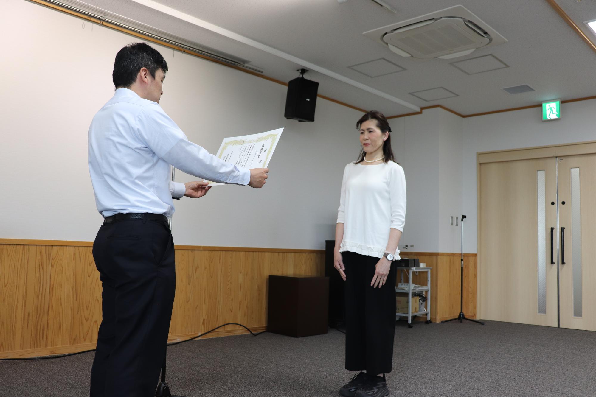 桜井市協働推進会議会長によるオトトコトノハへの賞状授与
