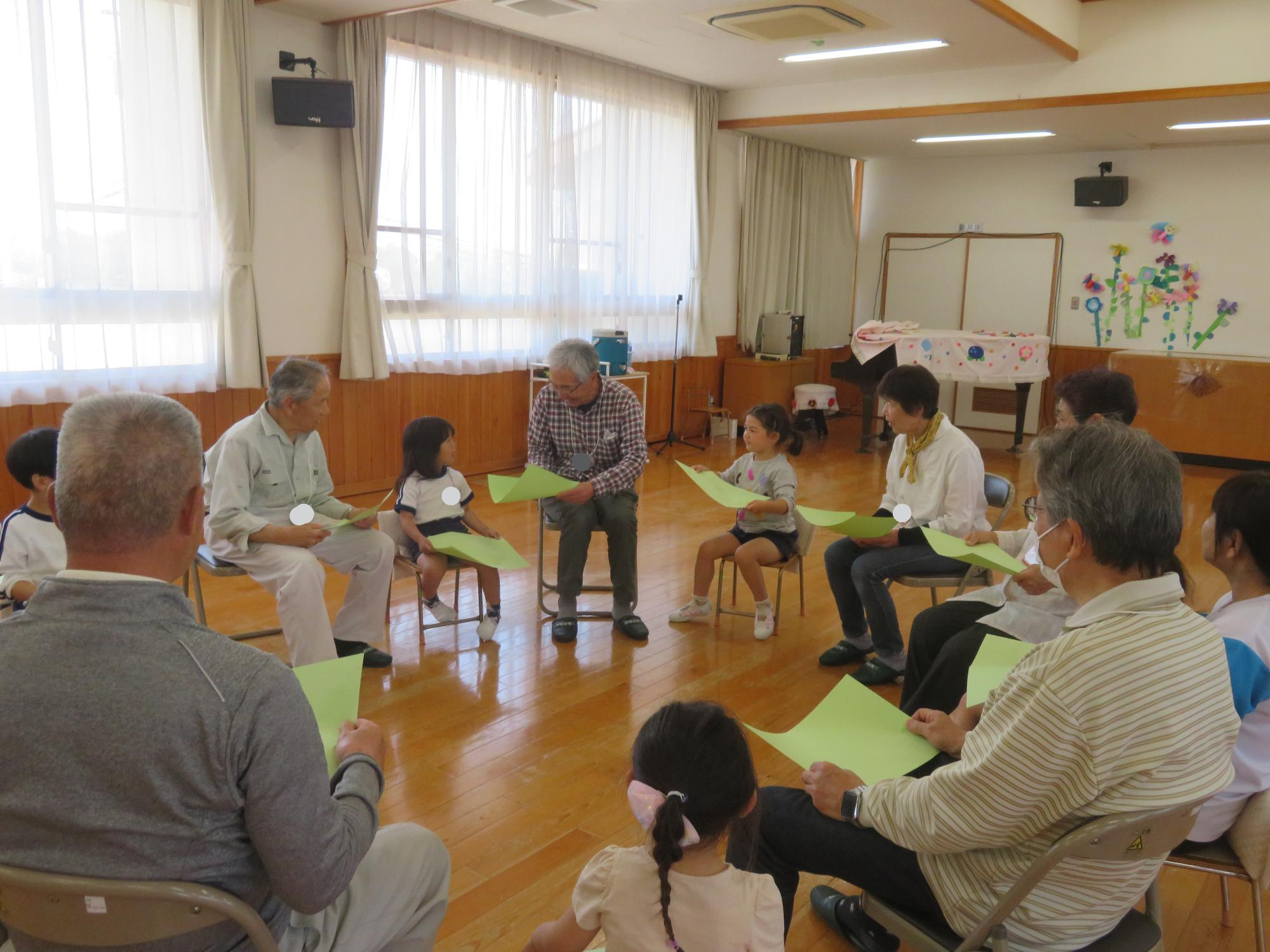 4歳児が老人会の方とゲーム遊びをしているところ。