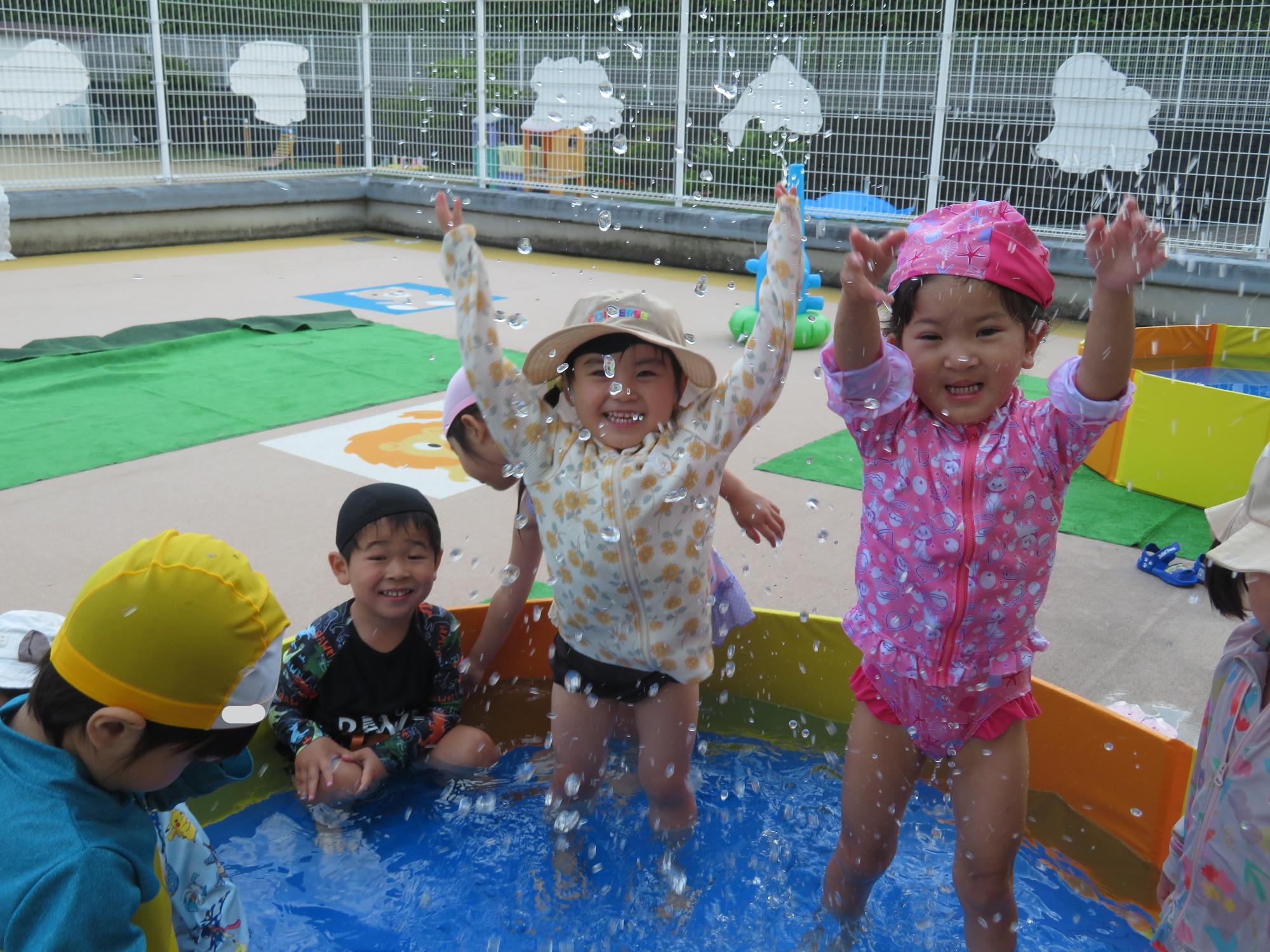 3歳児が水遊びをしているところ。