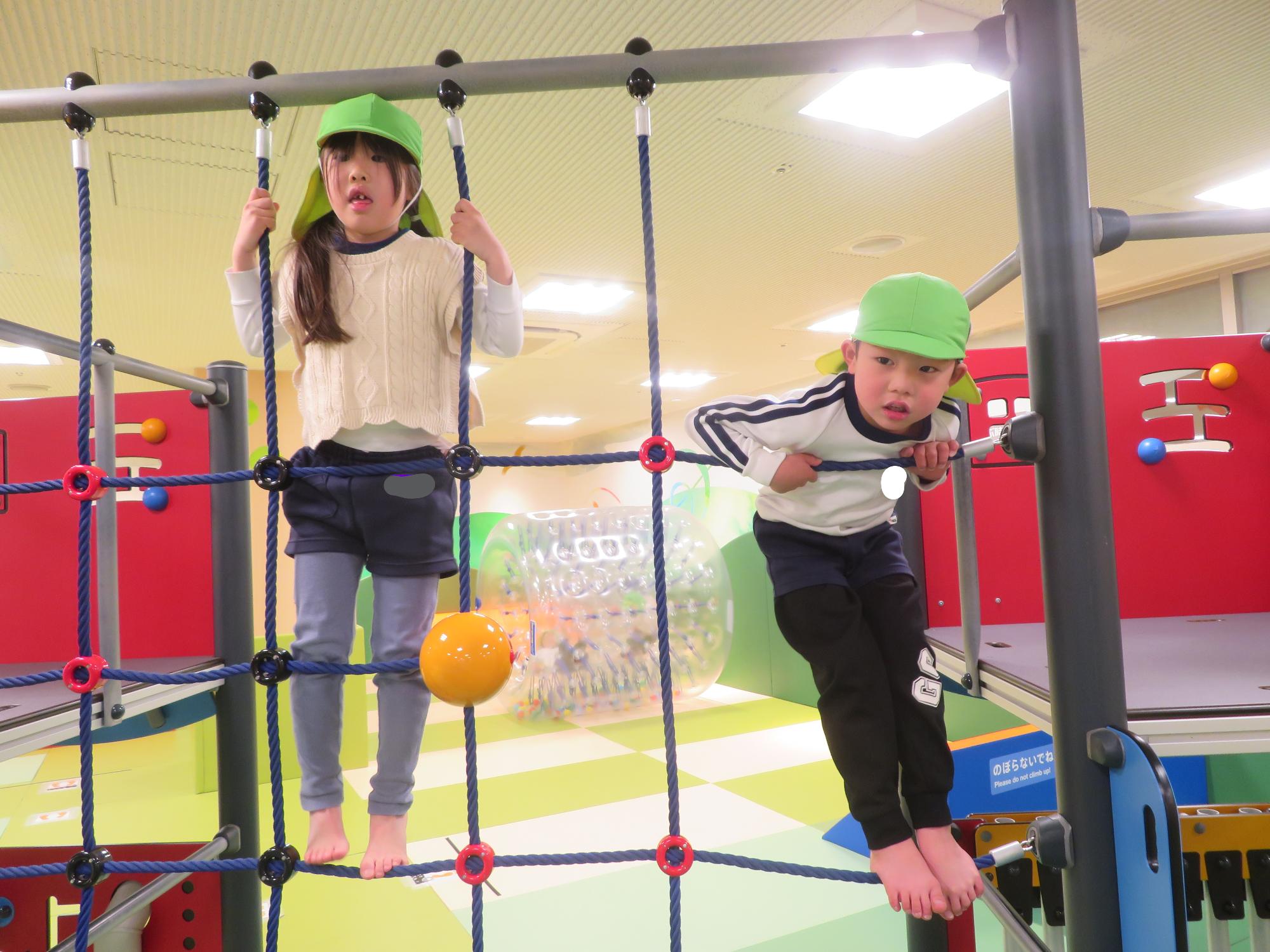 子ども達が遊具にのぼって遊んでいるところ。