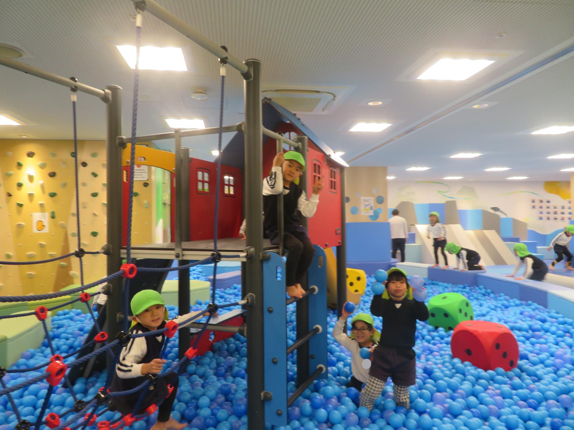 子ども達がボールプールで遊んでいるところ。