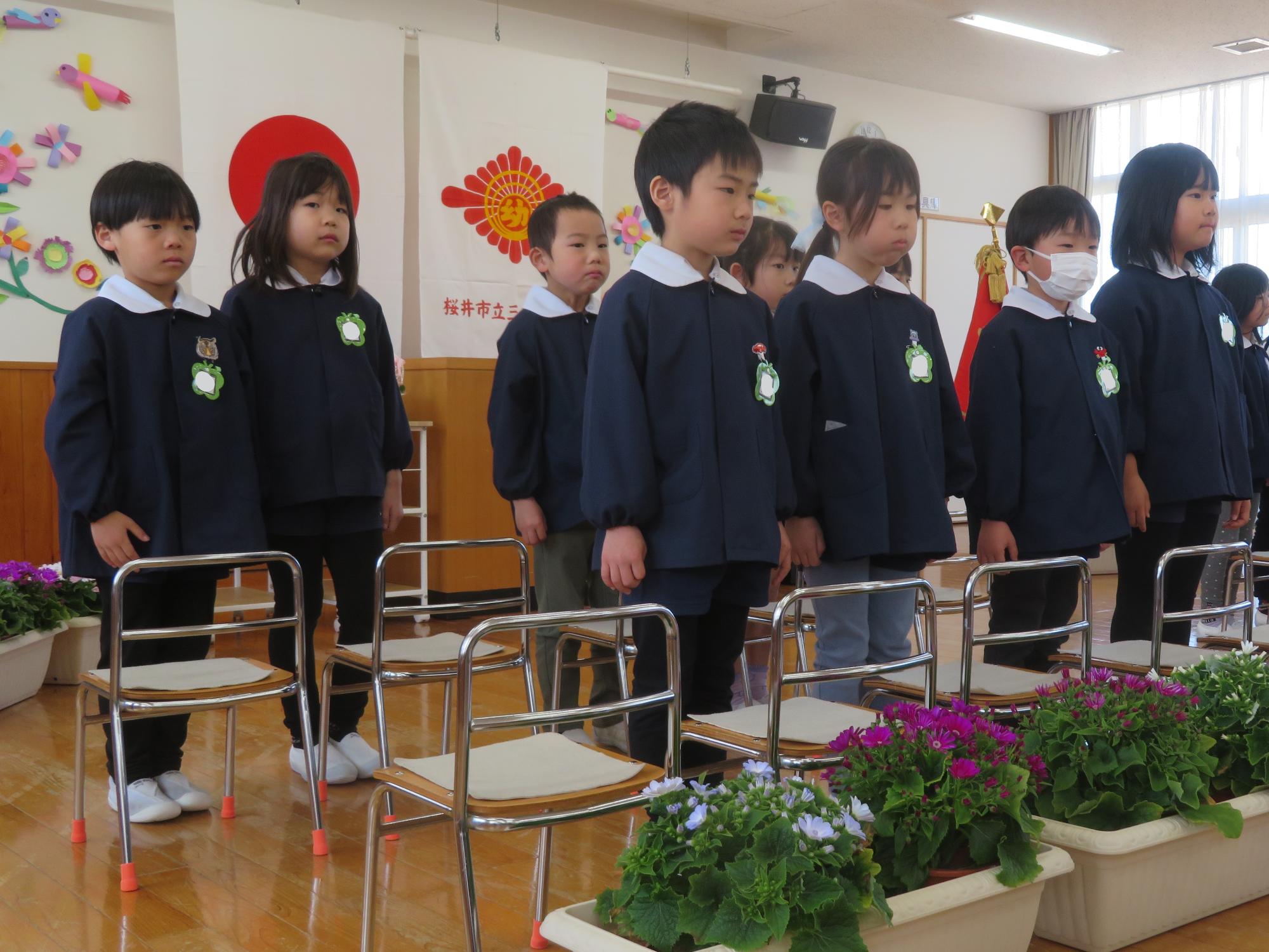 年長児が卒園式の練習をしているところ。