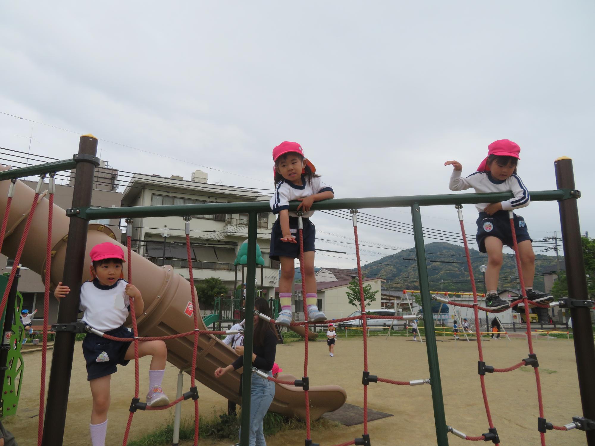 総合遊具で遊んでいる子どもたち
