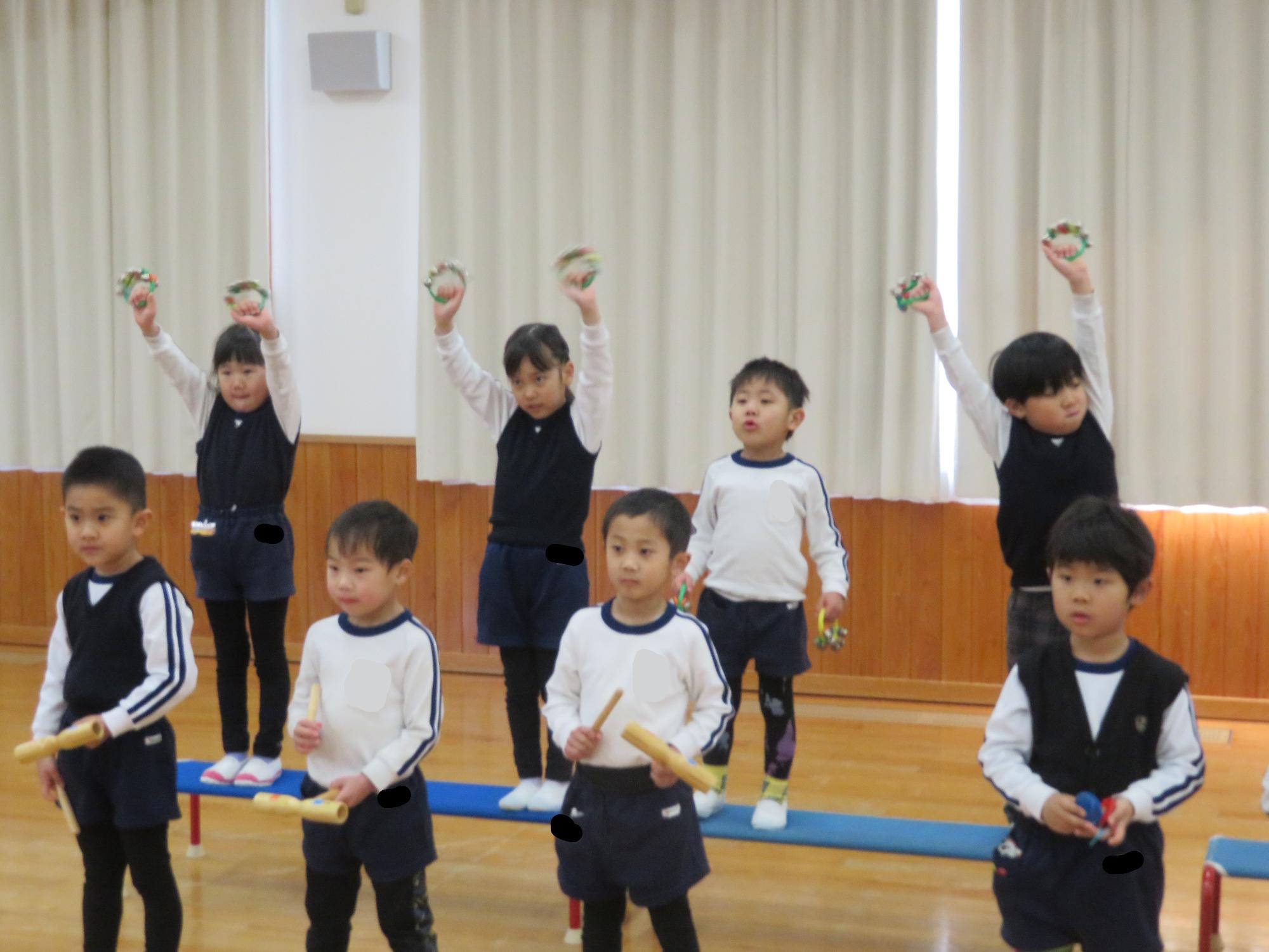 年中児が楽器を鳴らしているところ。