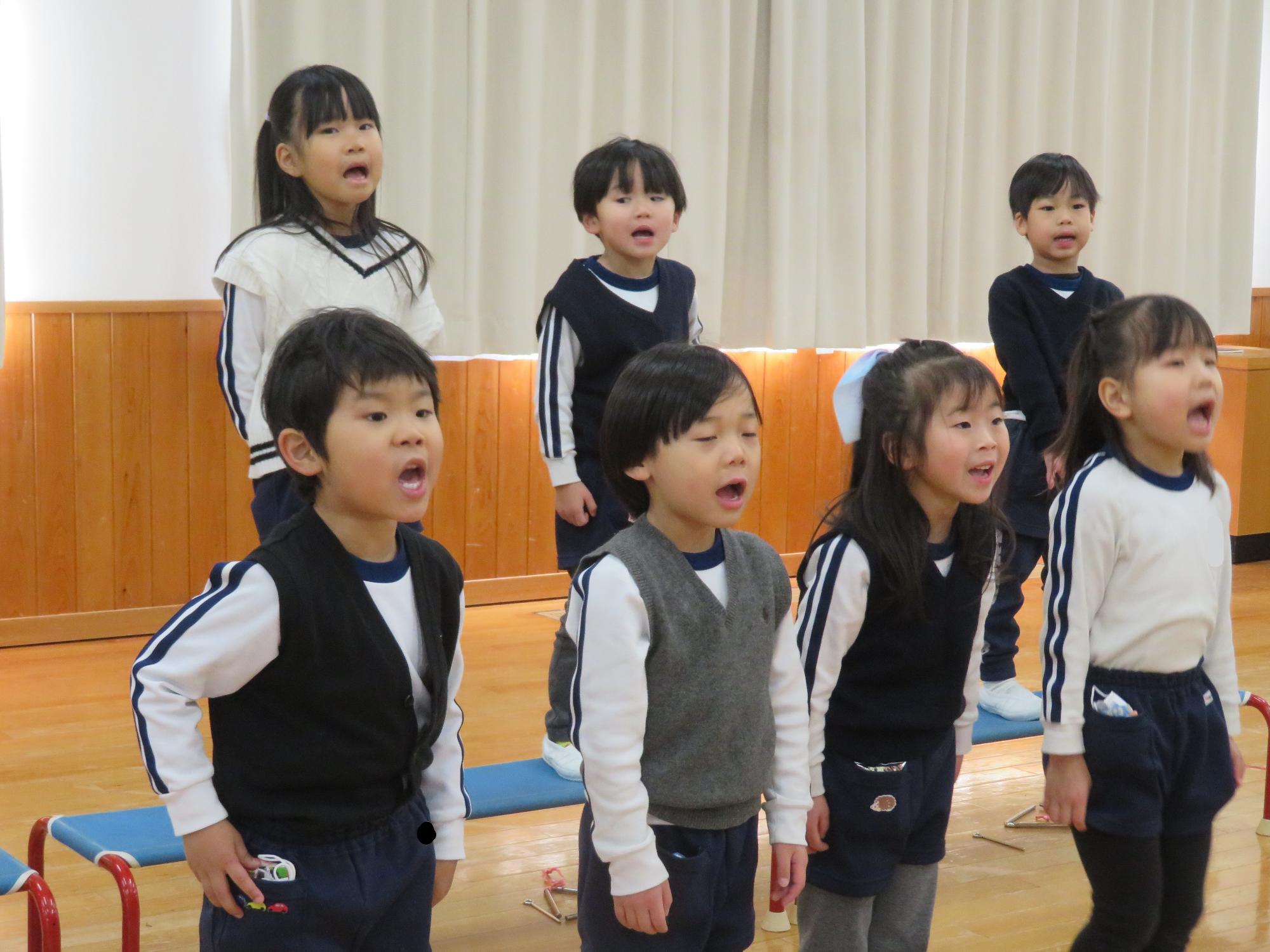 年中児が歌をうたっているところ。