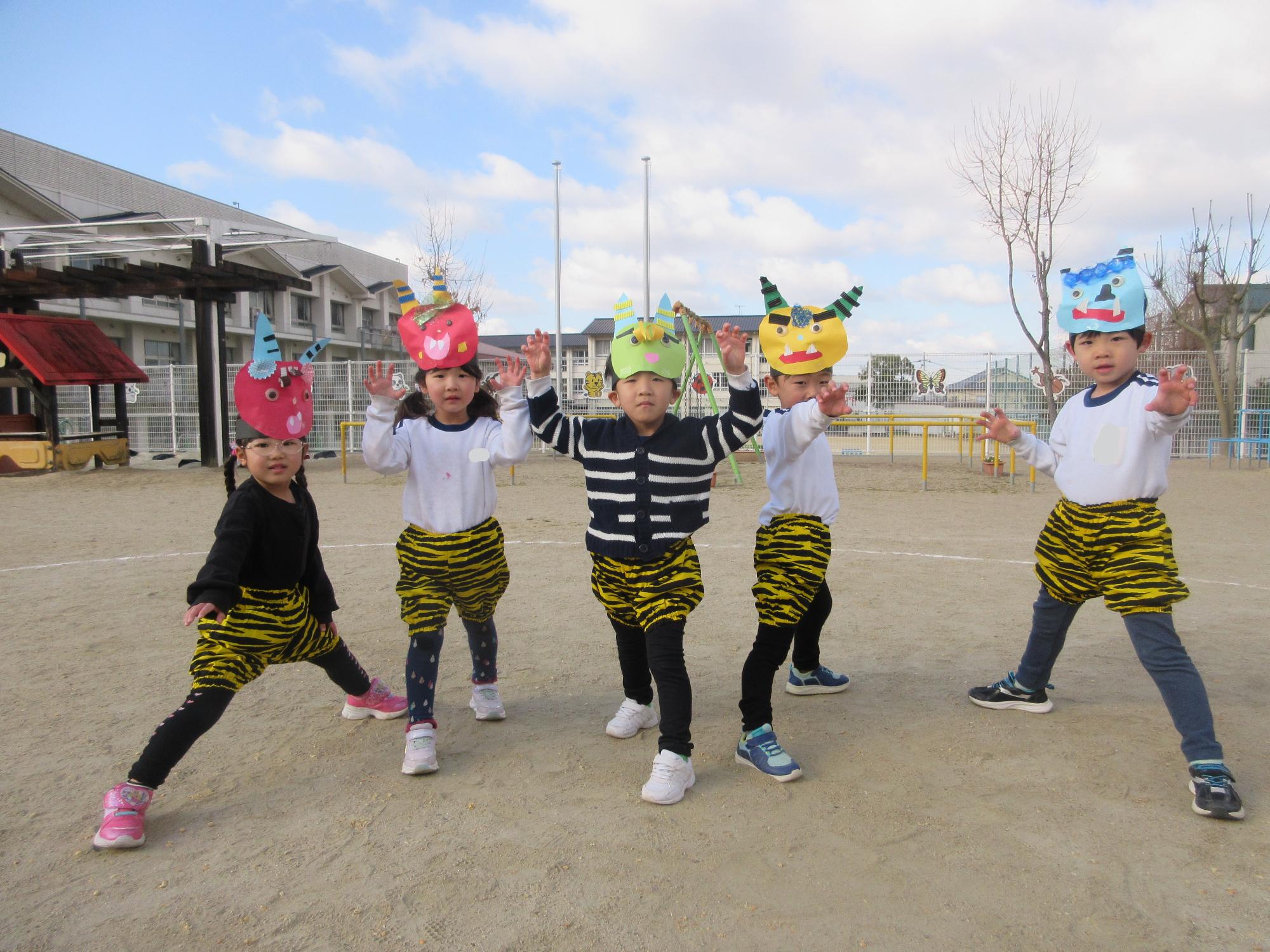 4歳児の子ども達が、鬼になりきっているところ。