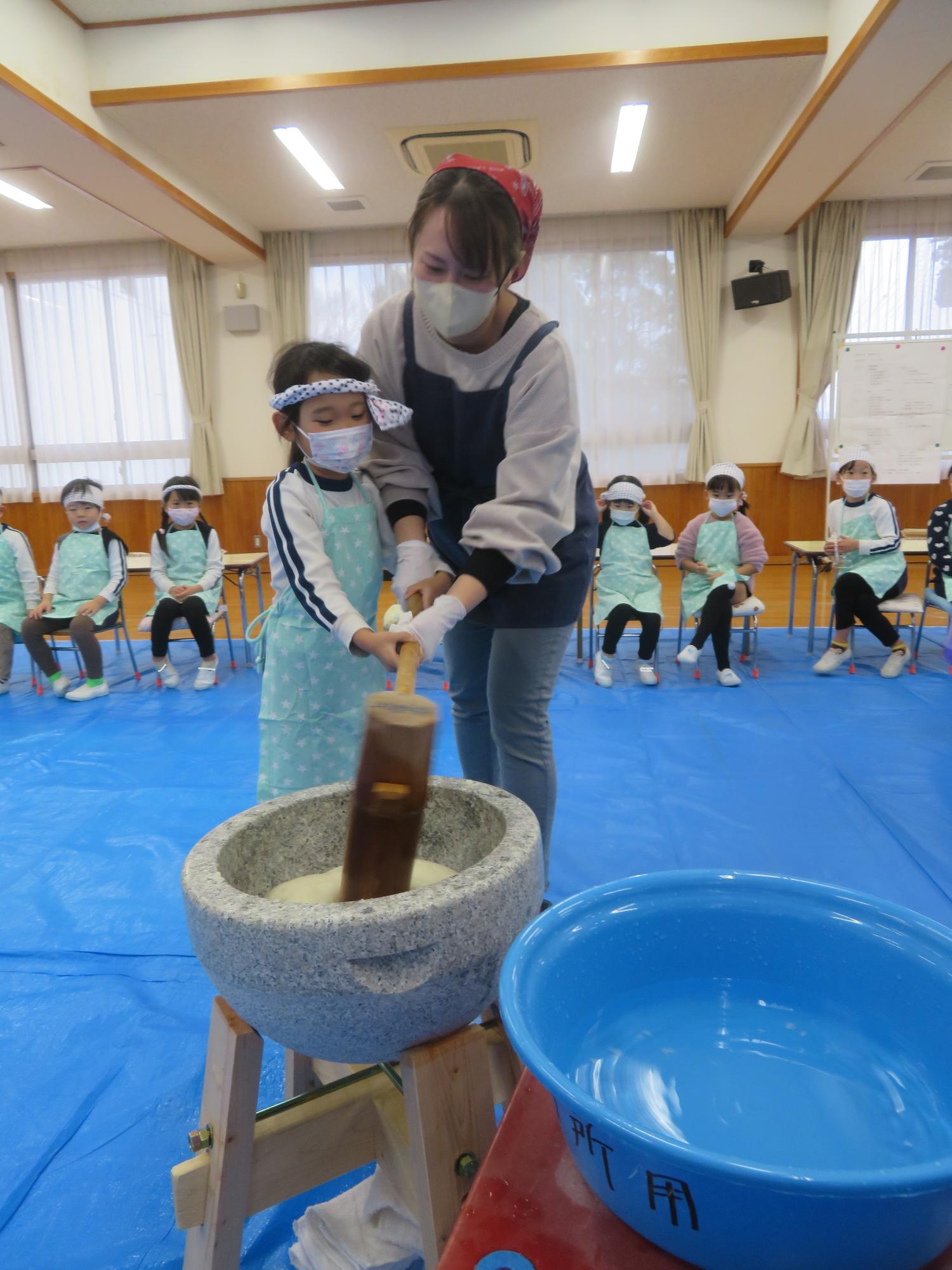 親子で餅つきをしているところ。