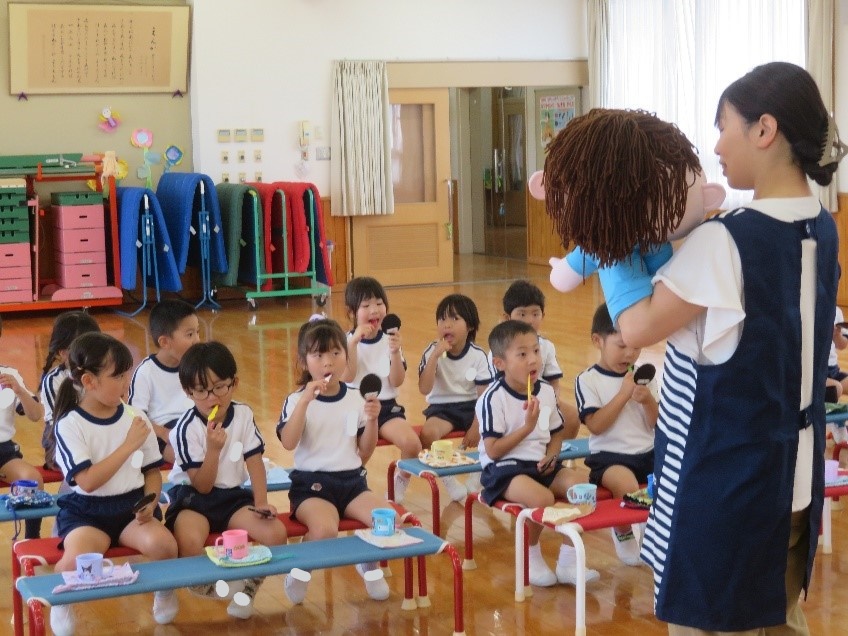 小学校の養護の先生に歯磨き指導を受けているところ。
