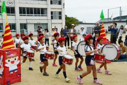 運動会で5歳児がマーチングをしている画像