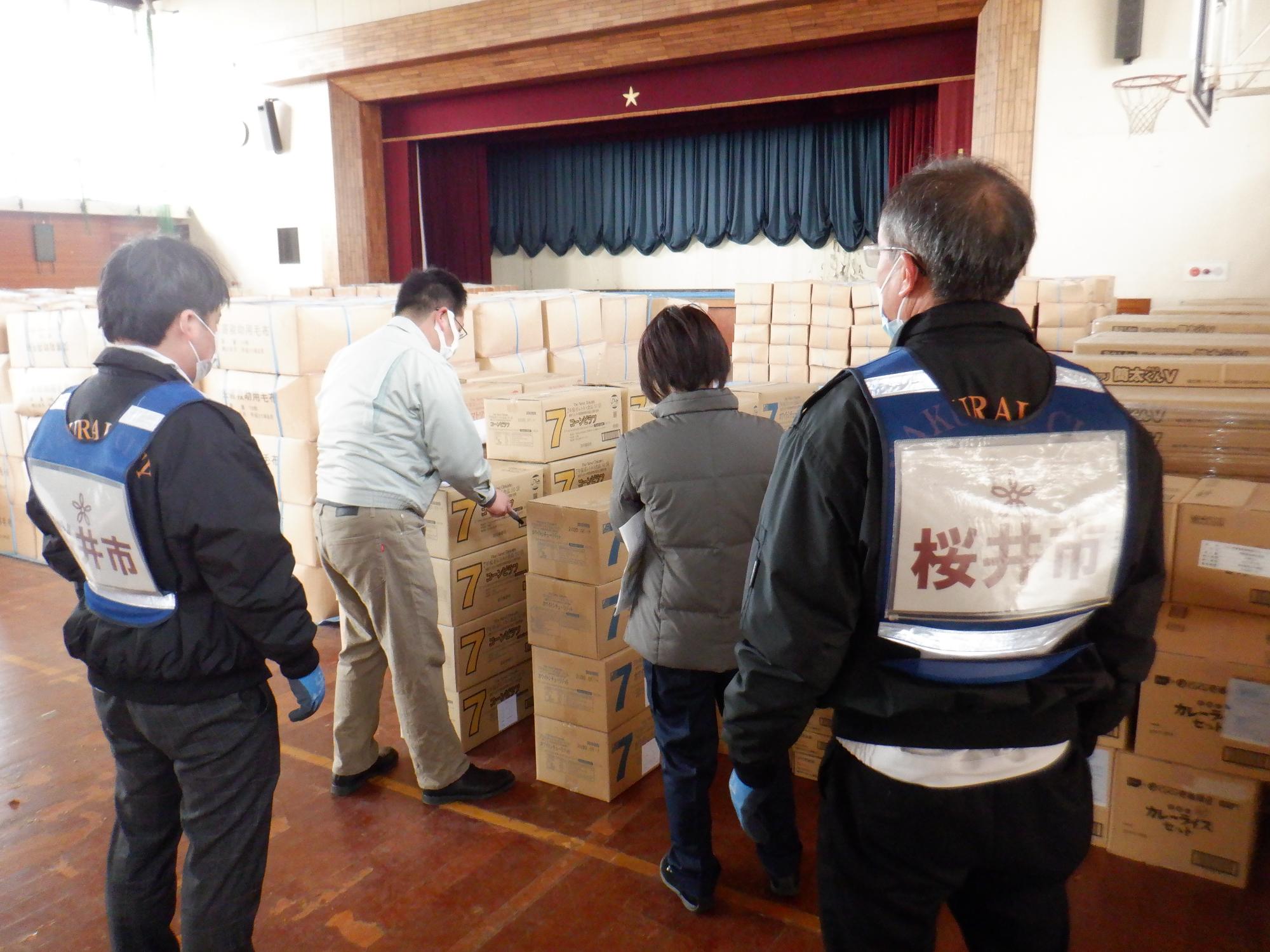 県の備蓄倉庫に集積された義援物資等