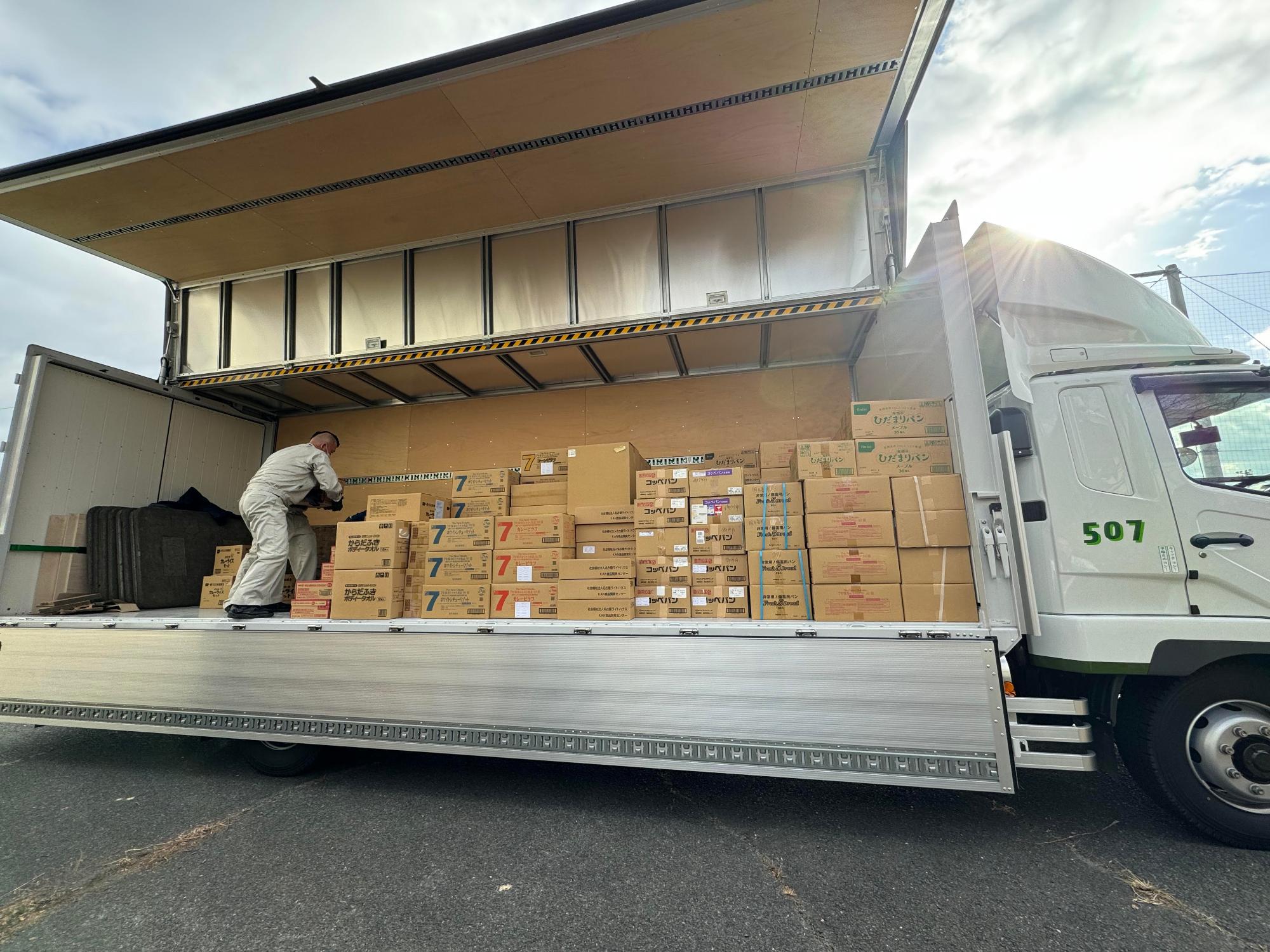 石川県穴水町へ義援物資を輸送するトラック