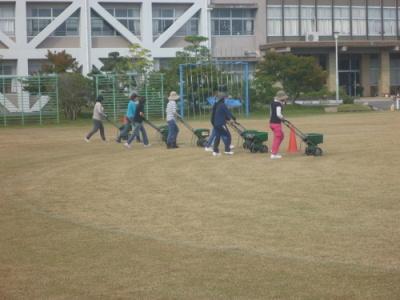 H27年度冬芝の種まき作業の様子