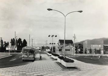 桜井駅北口を撮影したモノクロ写真