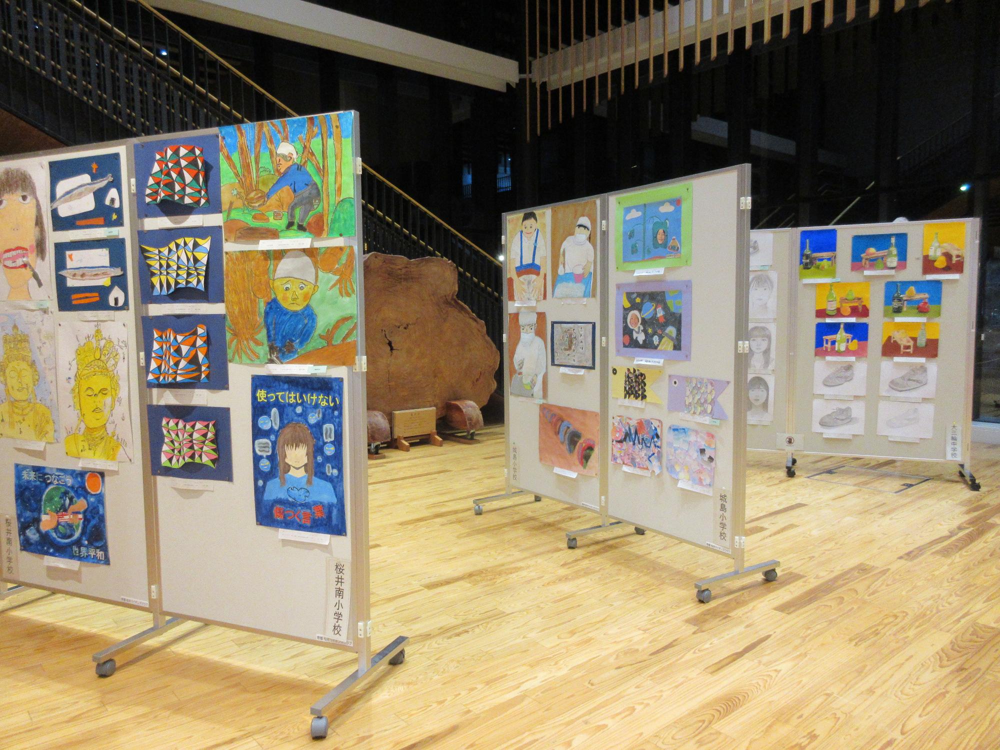 子ども絵画展開催の様子