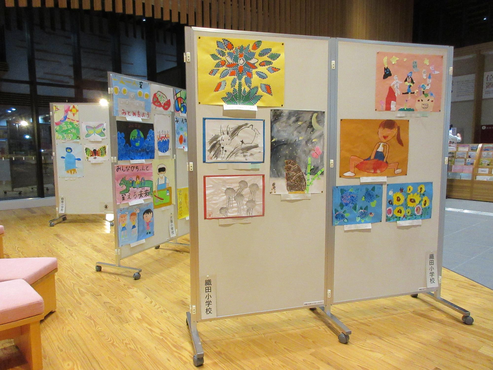 子ども絵画展開催の様子