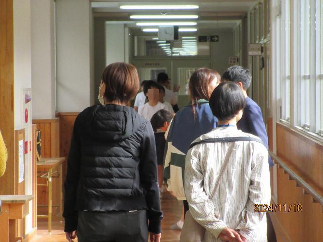 校内散策の様子