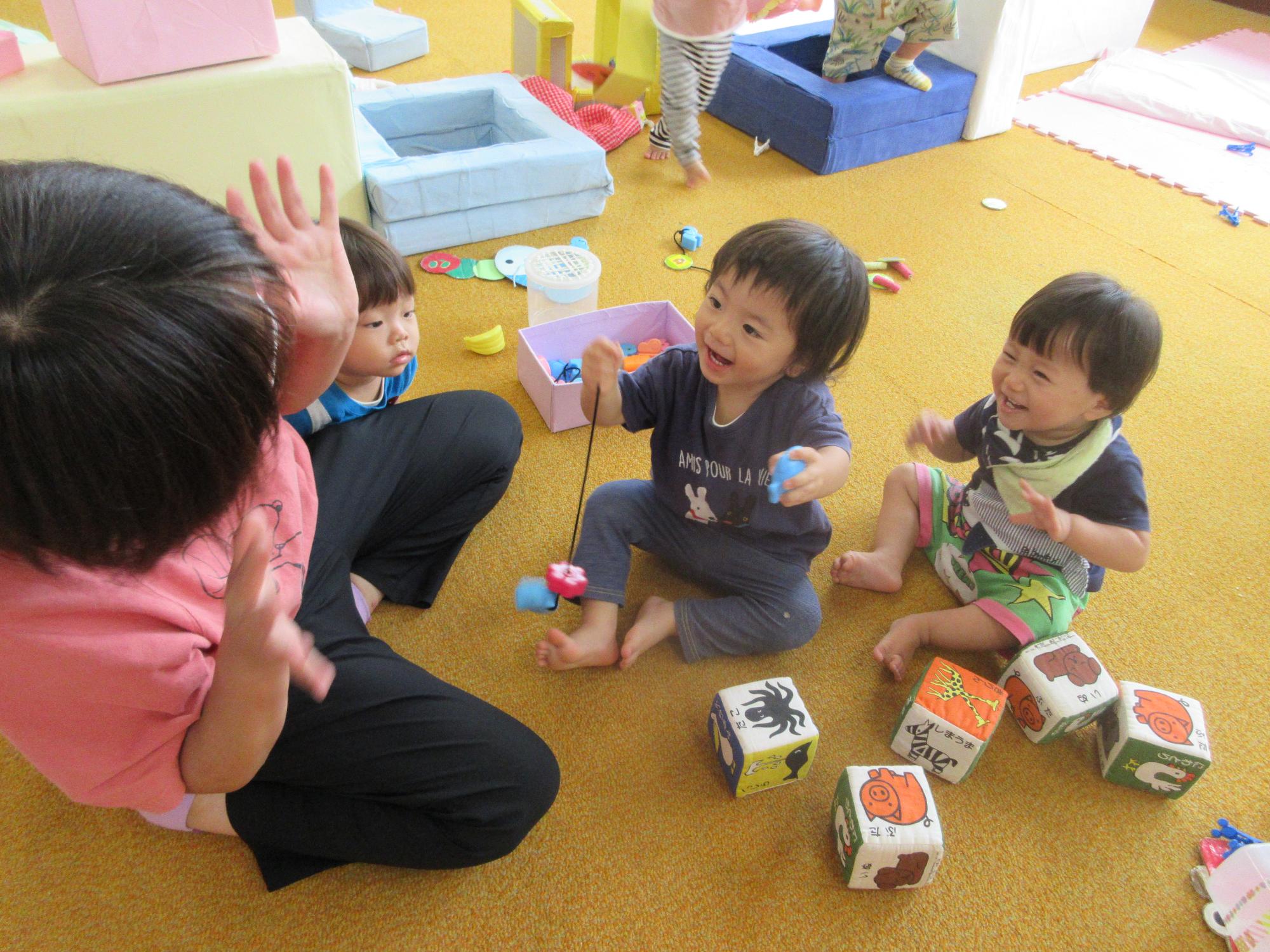 大好きな先生や友だちと遊んでいる様子