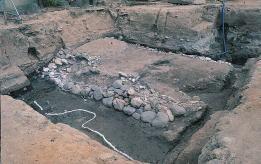 遺跡の発掘現場（箸墓古墳の渡り堤）の画像