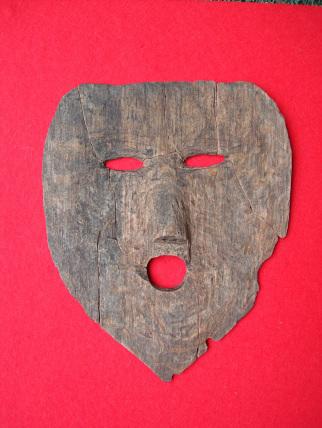 纒向遺跡出土の最古の木製仮面の画像