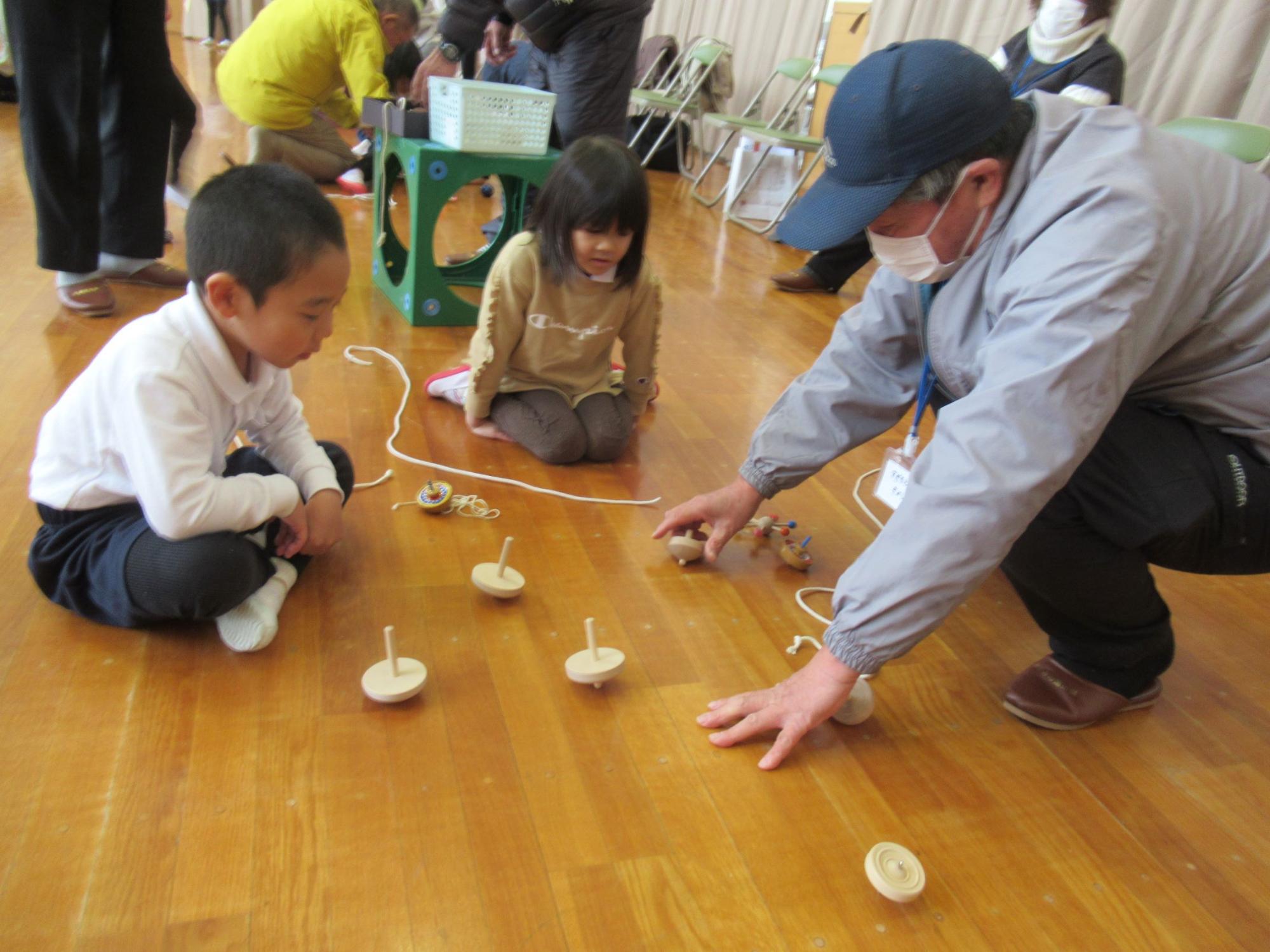 老人会の方と駒で遊んでいるところ