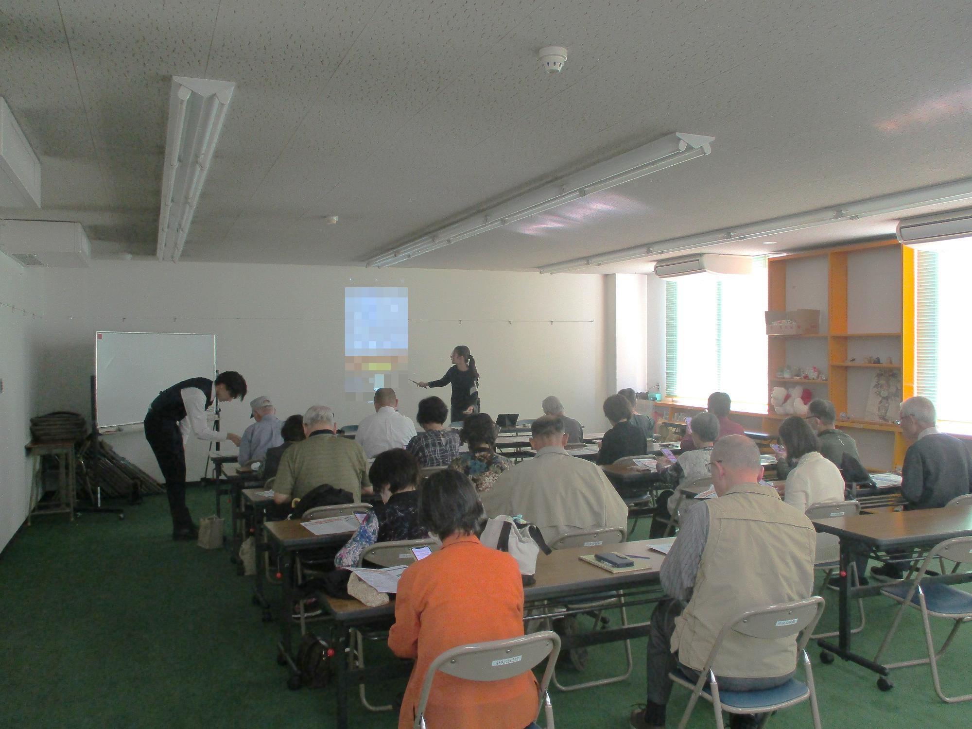 LINE・スマホ決済・スマホの便利教室  講座の様子4