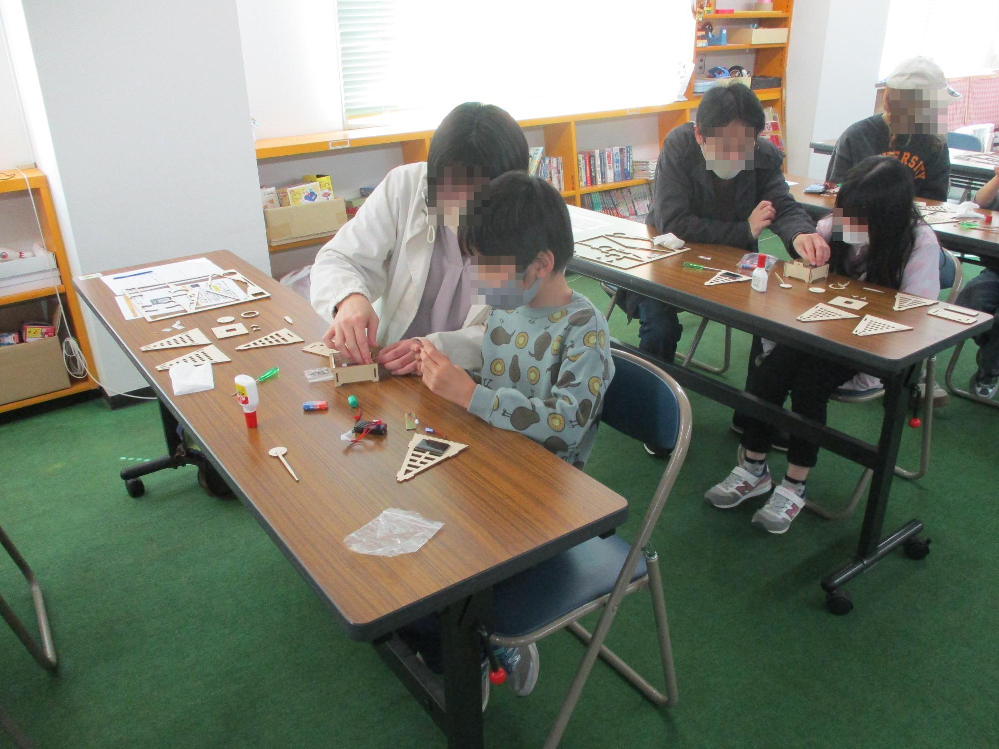 Kidsランタンクラフト教室 講座の様子3