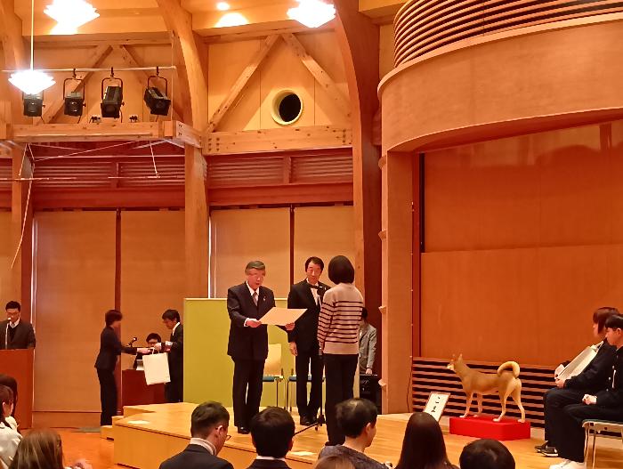 R8纒向犬愛称の表彰式