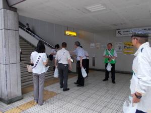 駅頭啓発の様子