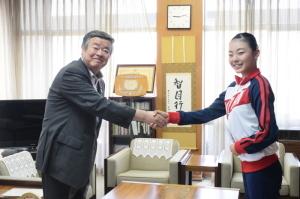 握手する市長と上田さん