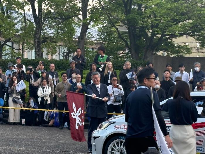 R8全日本ラリー選手権セレモニアルスタート