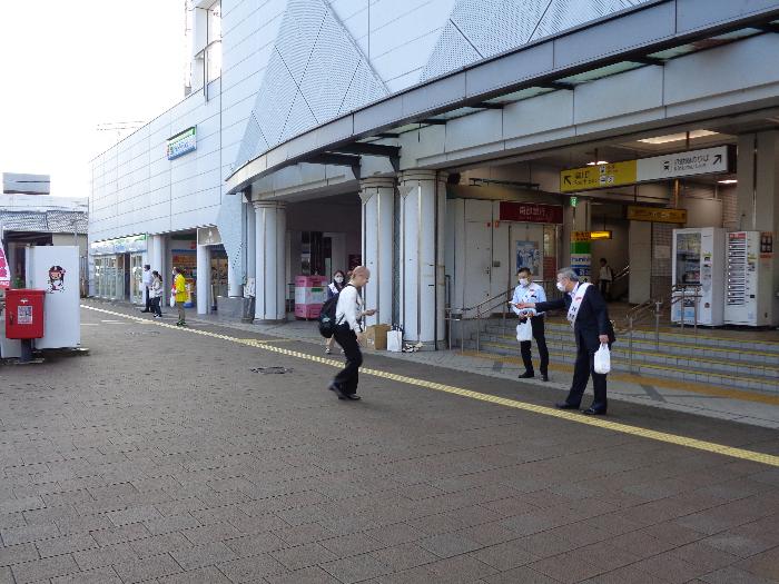 赤い羽根共同募金駅頭啓発写真