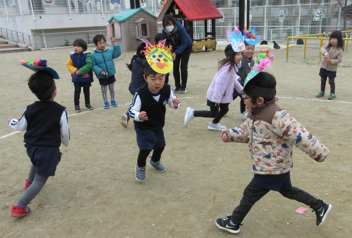 3歳児が豆まきをしているところ