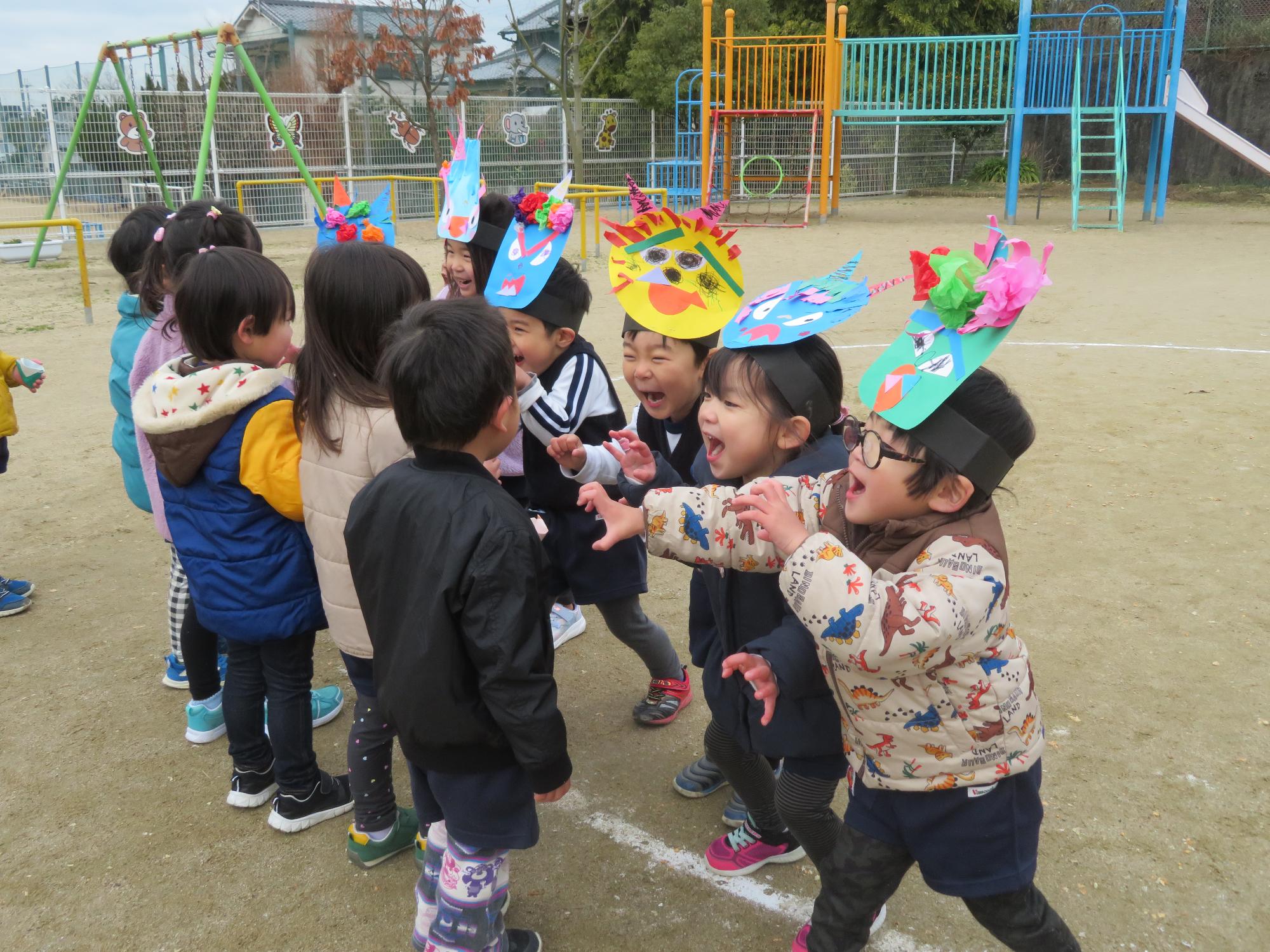 鬼になって友達を怖がらせているところ