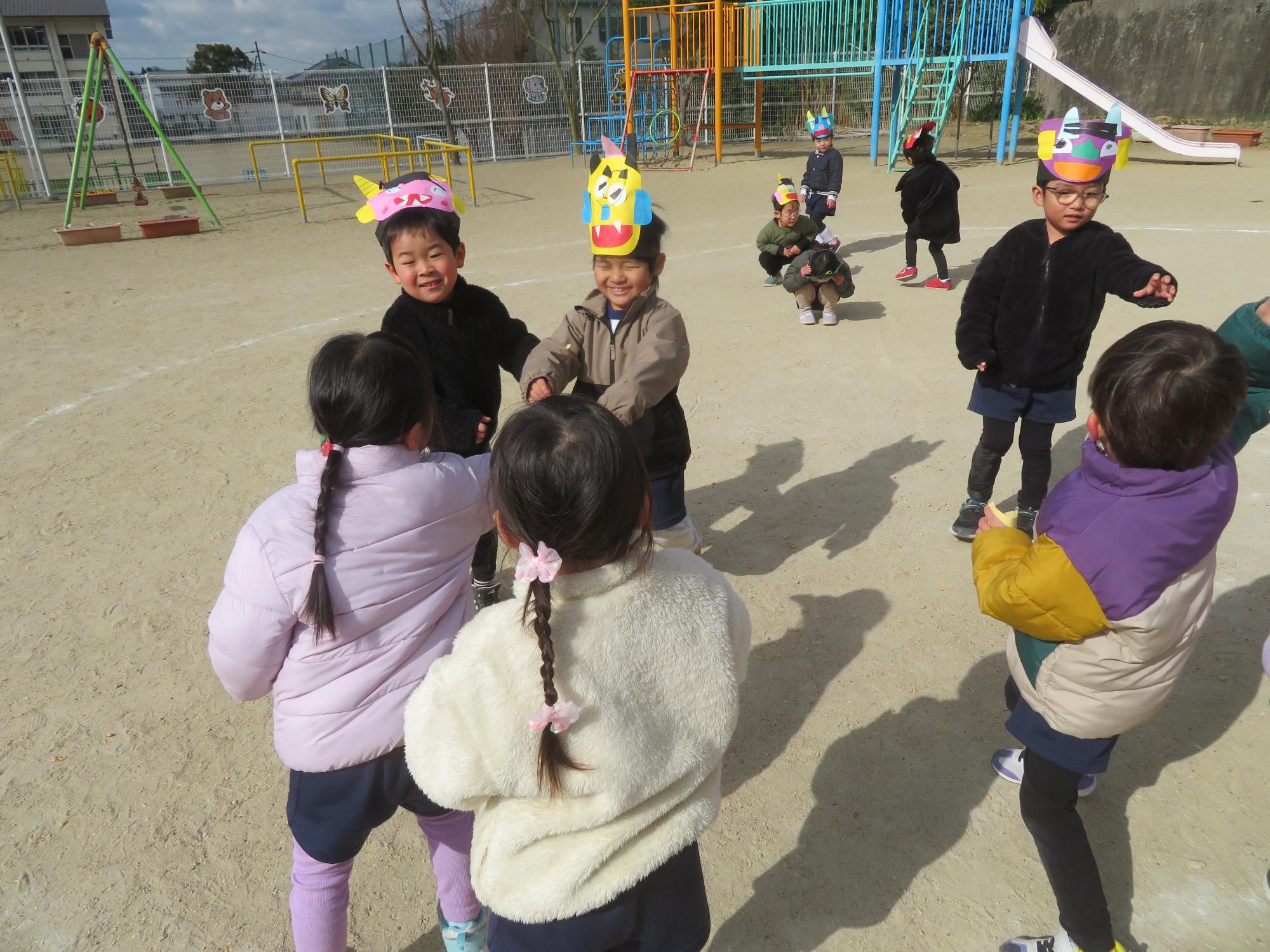 3歳児の子ども達が豆まきをしているところ。