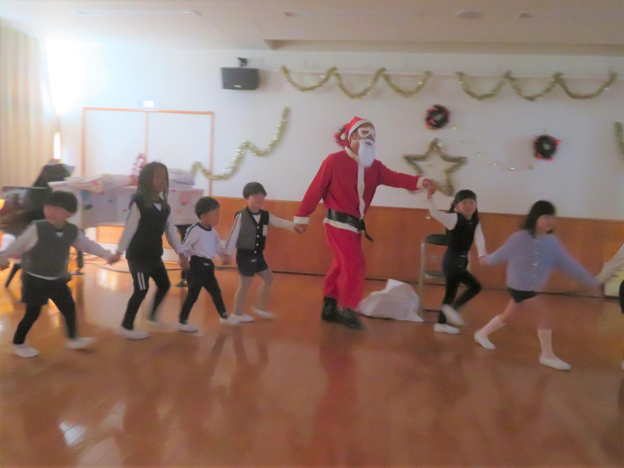サンタさんと一緒にダンスを踊っているところ。