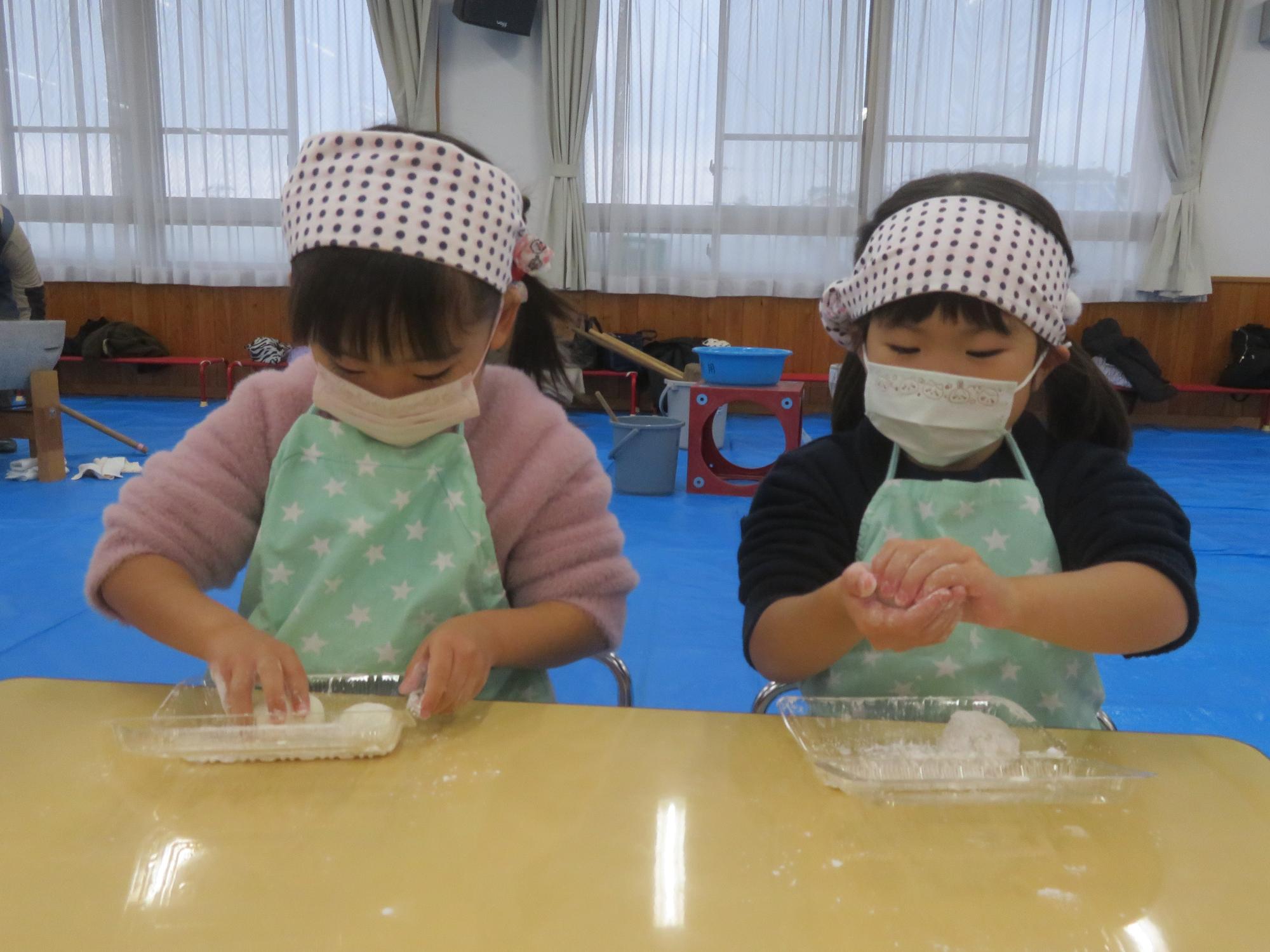お餅を丸めているところ。