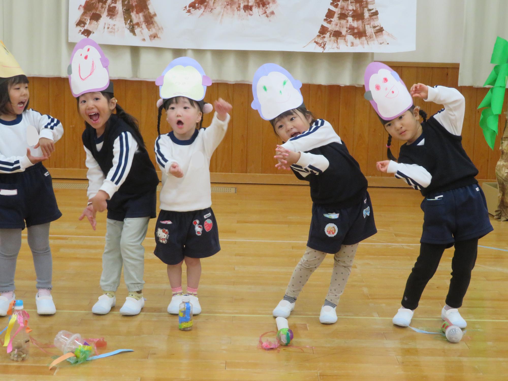 3歳児がお話遊びをしている様子。