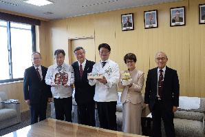 松井市長、林勤副委員長（桜井市地域 ブランド認定委員会）とともに記念撮影