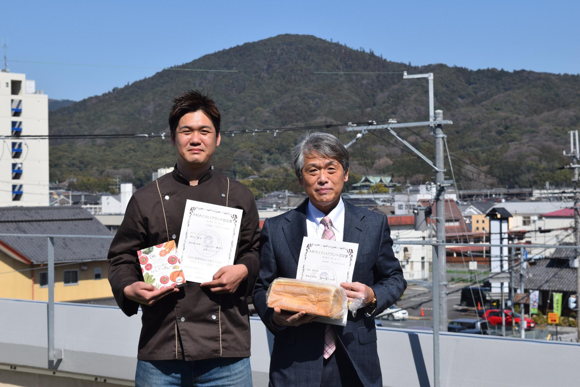 三輪山を背景に記念撮影